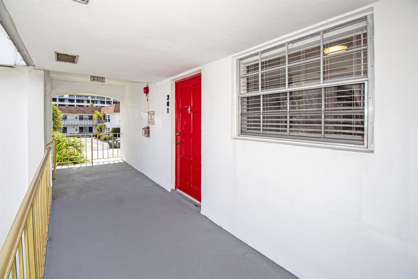 402 Lake Shore Drive, West Palm Beach FL 33403 photo 2