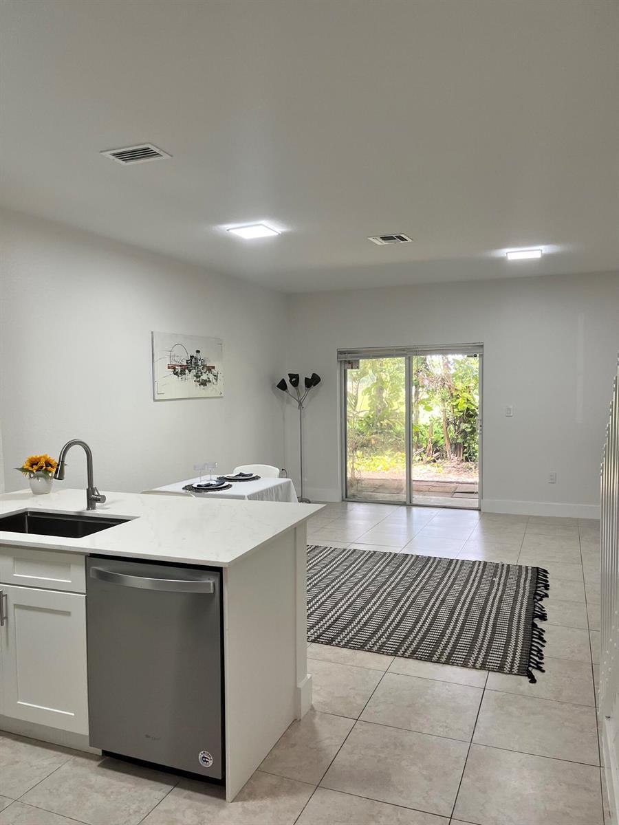 4414 WOODLAND Circle, Tamarac FL 33319 photo 4