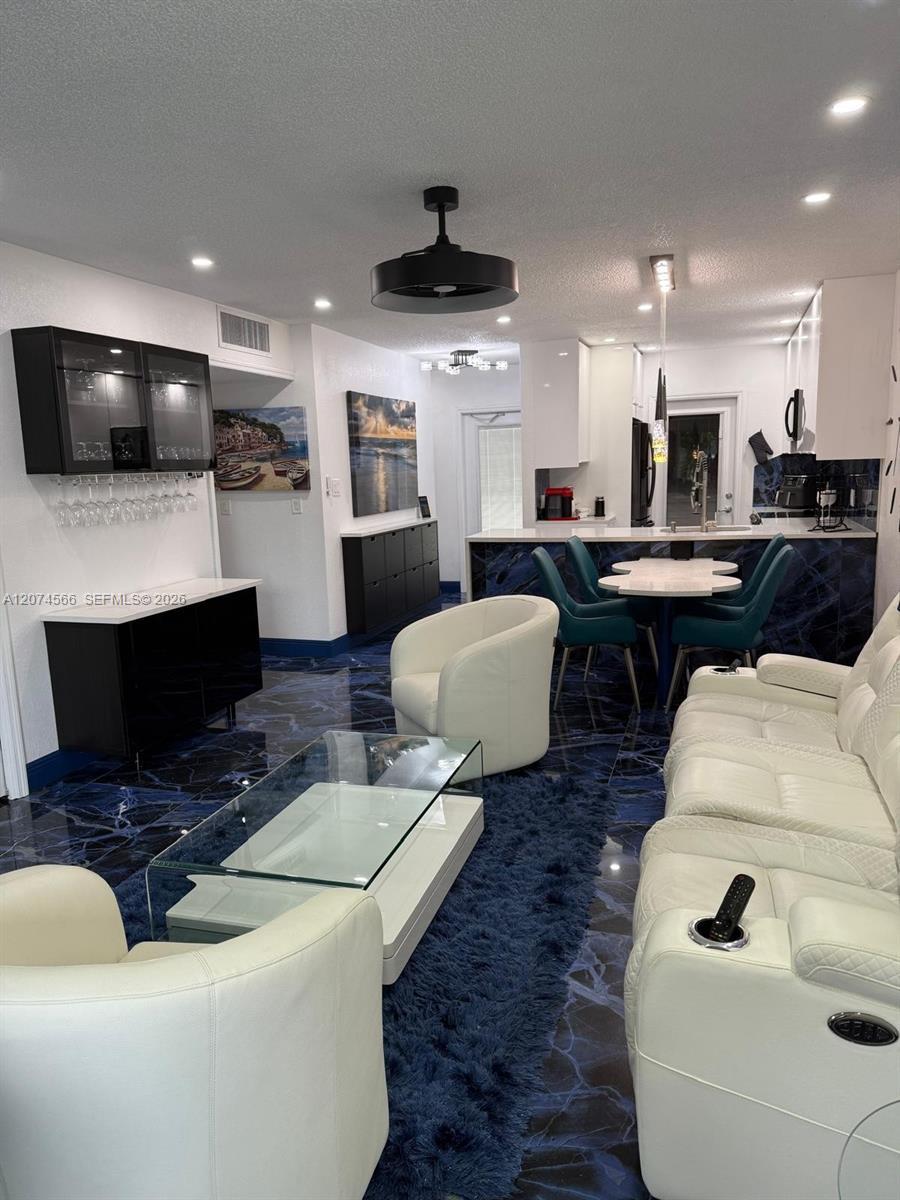 5121 W Oakland Park Blvd # 212, Lauderdale Lakes FL 33313