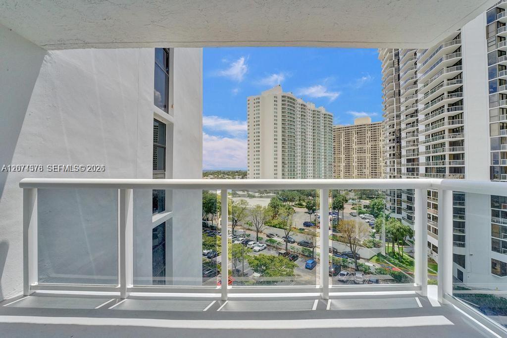 20505 E Country Club Dr # 938, Aventura FL 33180 photo 4