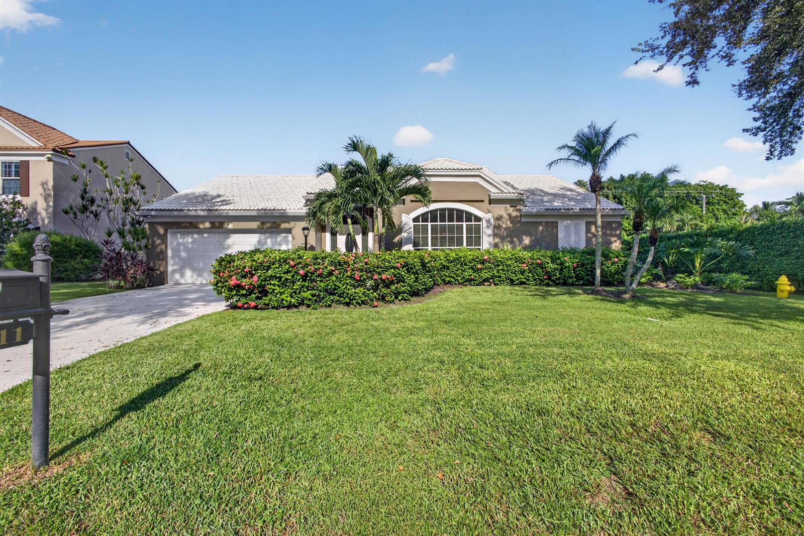 1011 WOODFIELD Circle, Palm Beach Gardens FL 33418 photo 2