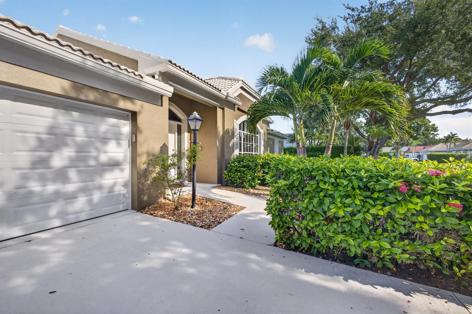 1011 WOODFIELD Circle, Palm Beach Gardens FL 33418 photo 3