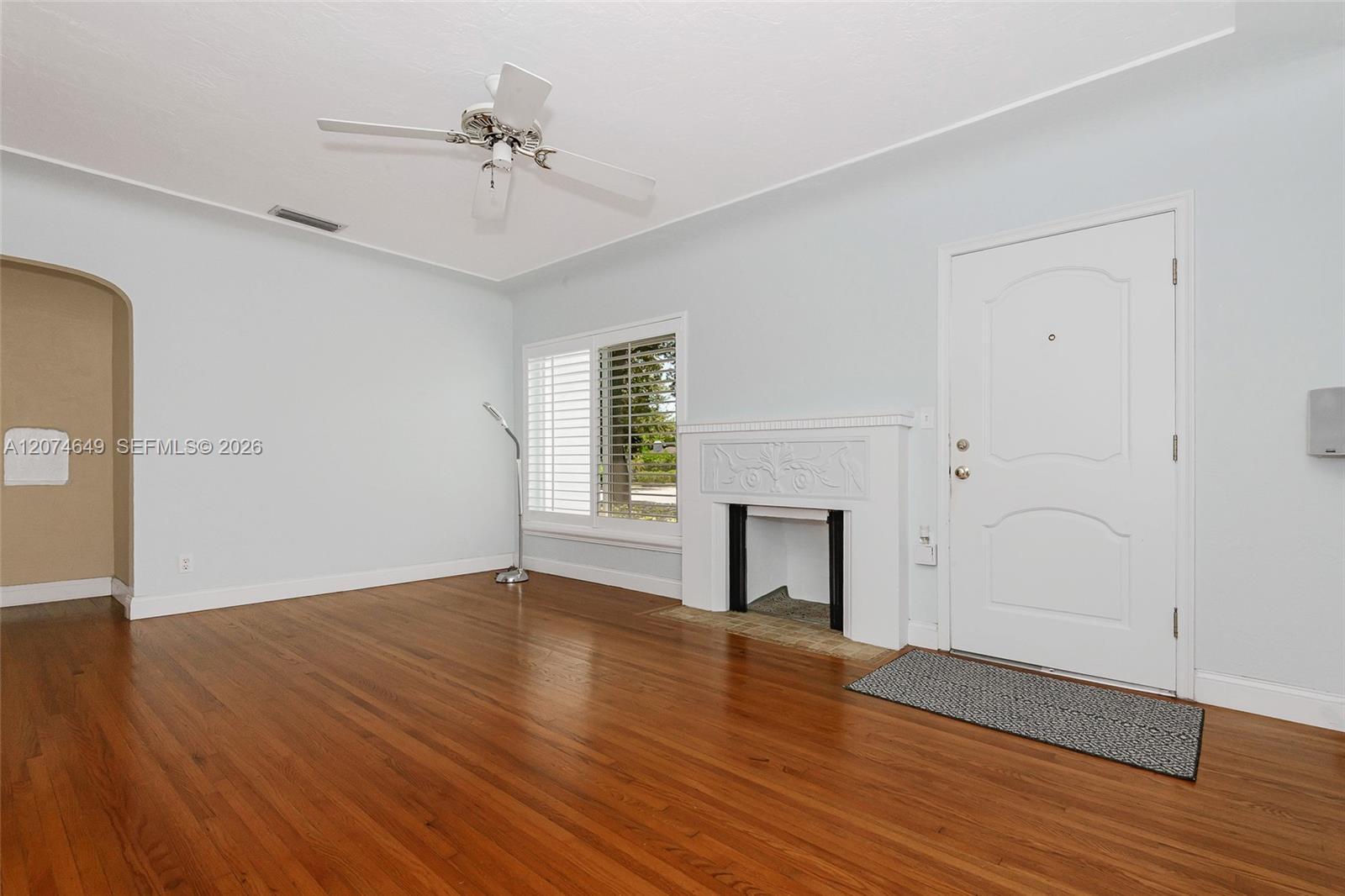 989 Eastward Dr, Miami Springs FL 33166 photo 2