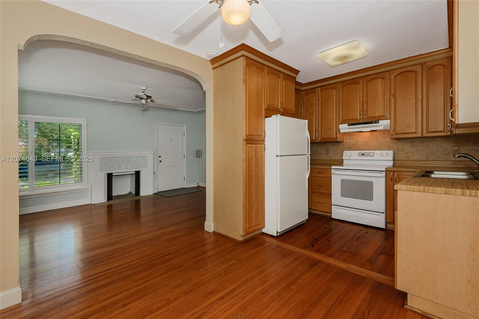 989 Eastward Dr, Miami Springs FL 33166 photo 5