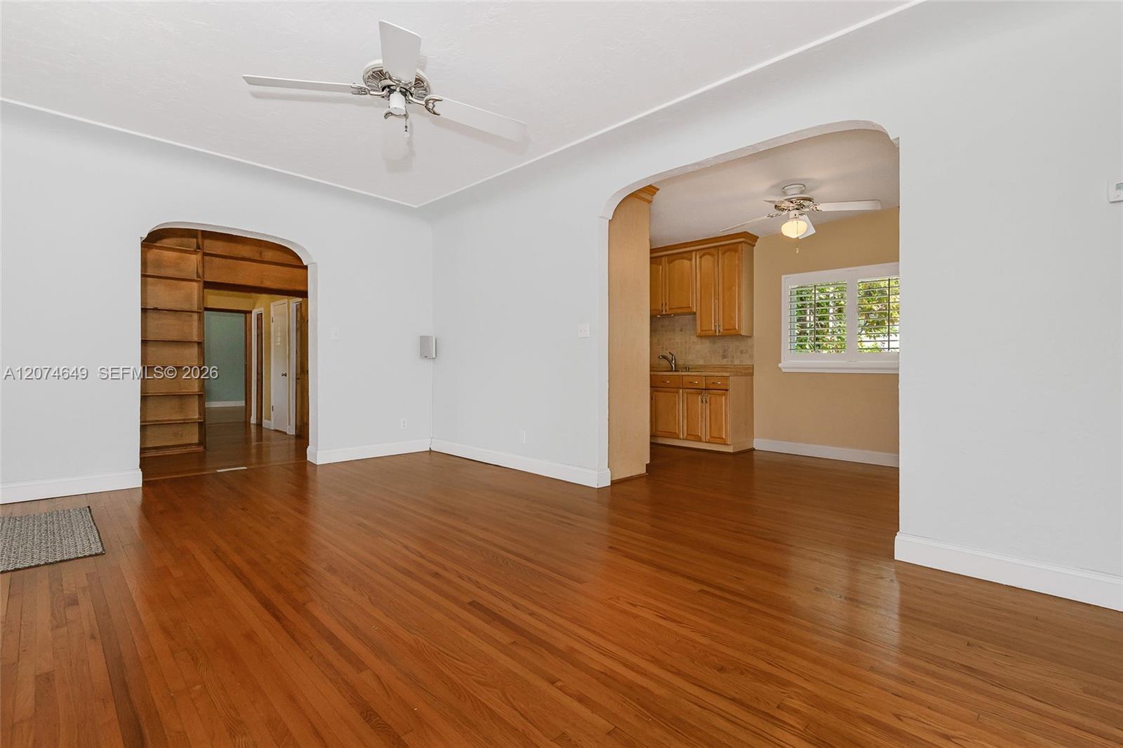 989 Eastward Dr, Miami Springs FL 33166 photo 4