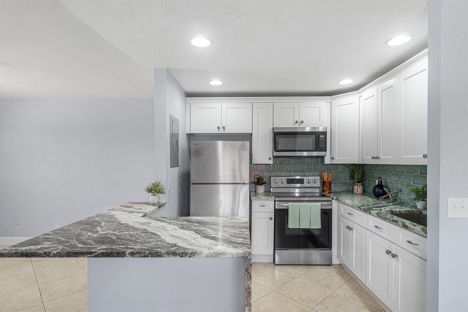 566 Saxony L, Delray Beach FL 33446 photo 5