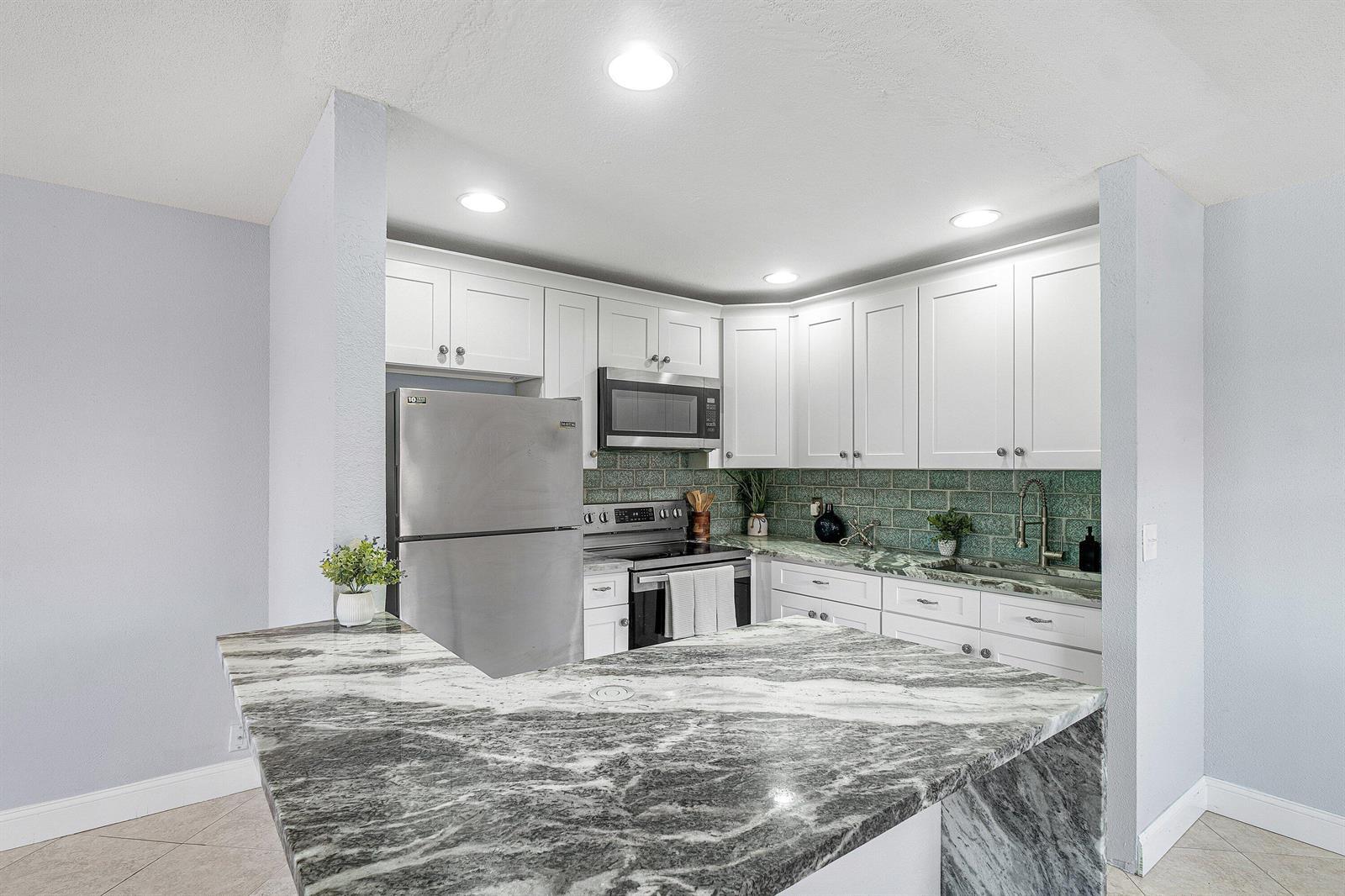 566 Saxony L, Delray Beach FL 33446 photo 4