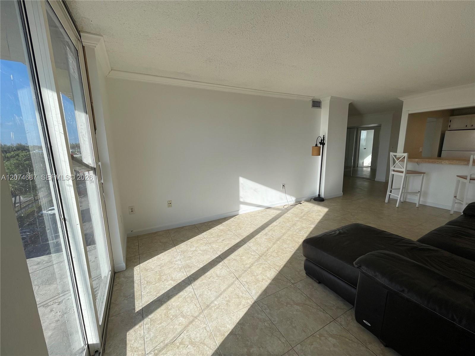 North Miami Beach, FL 33160 photo 4