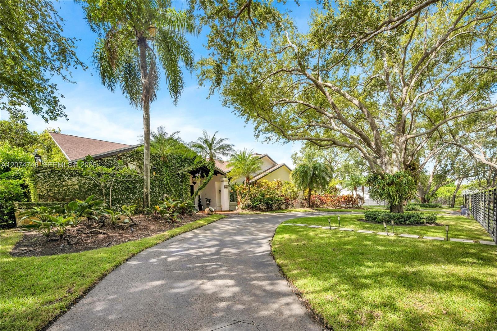 8440 SW 182nd Ter, Palmetto Bay FL 33157 photo 2