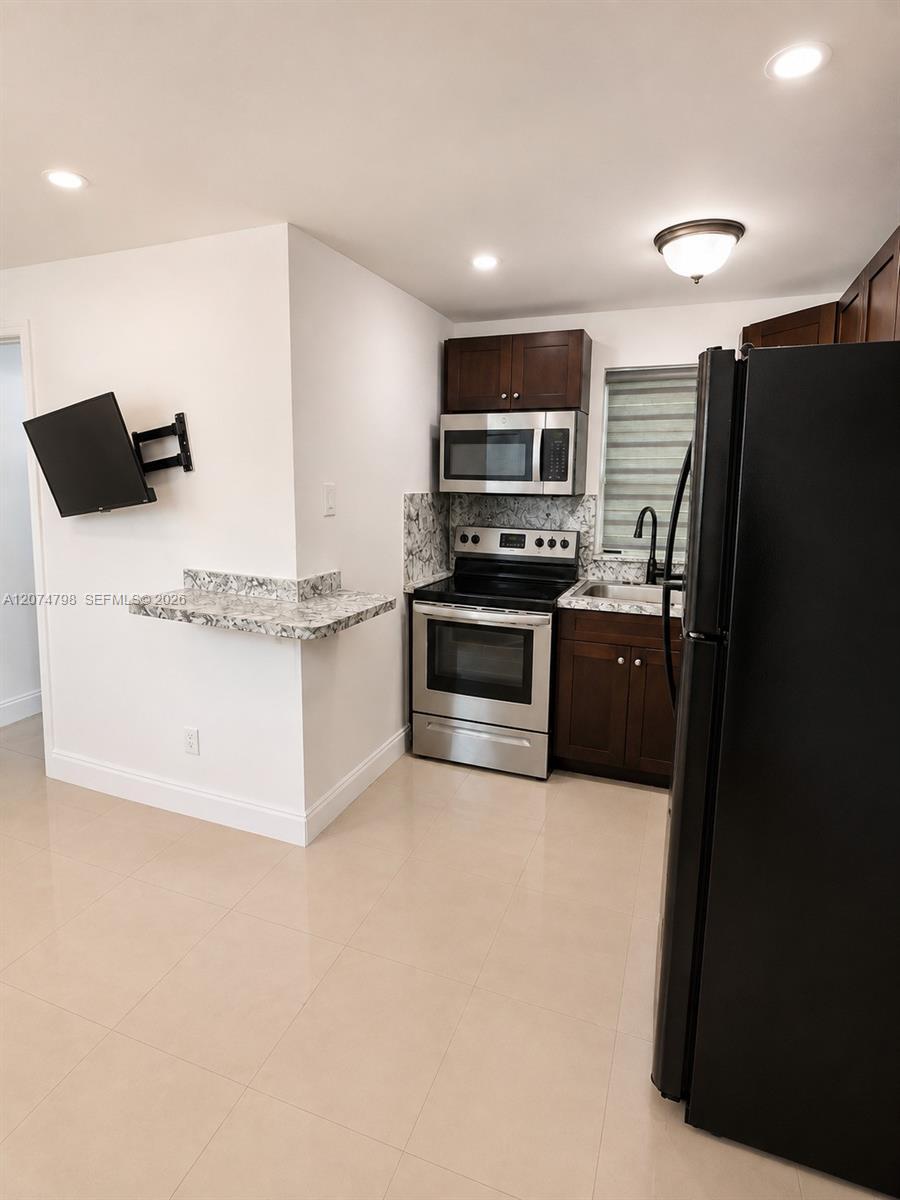 802 NW 3rd Ter, Hallandale Beach FL 33009 photo 2