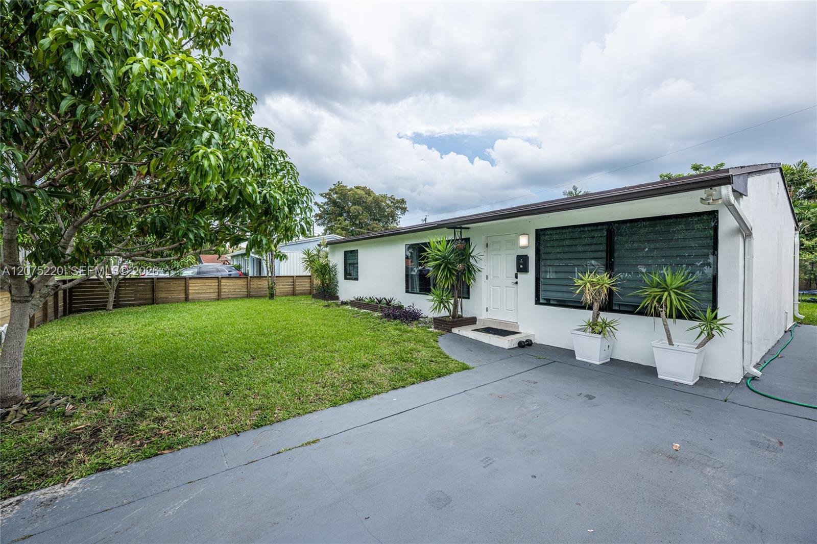 Hallandale Beach, FL 33009 photo 2