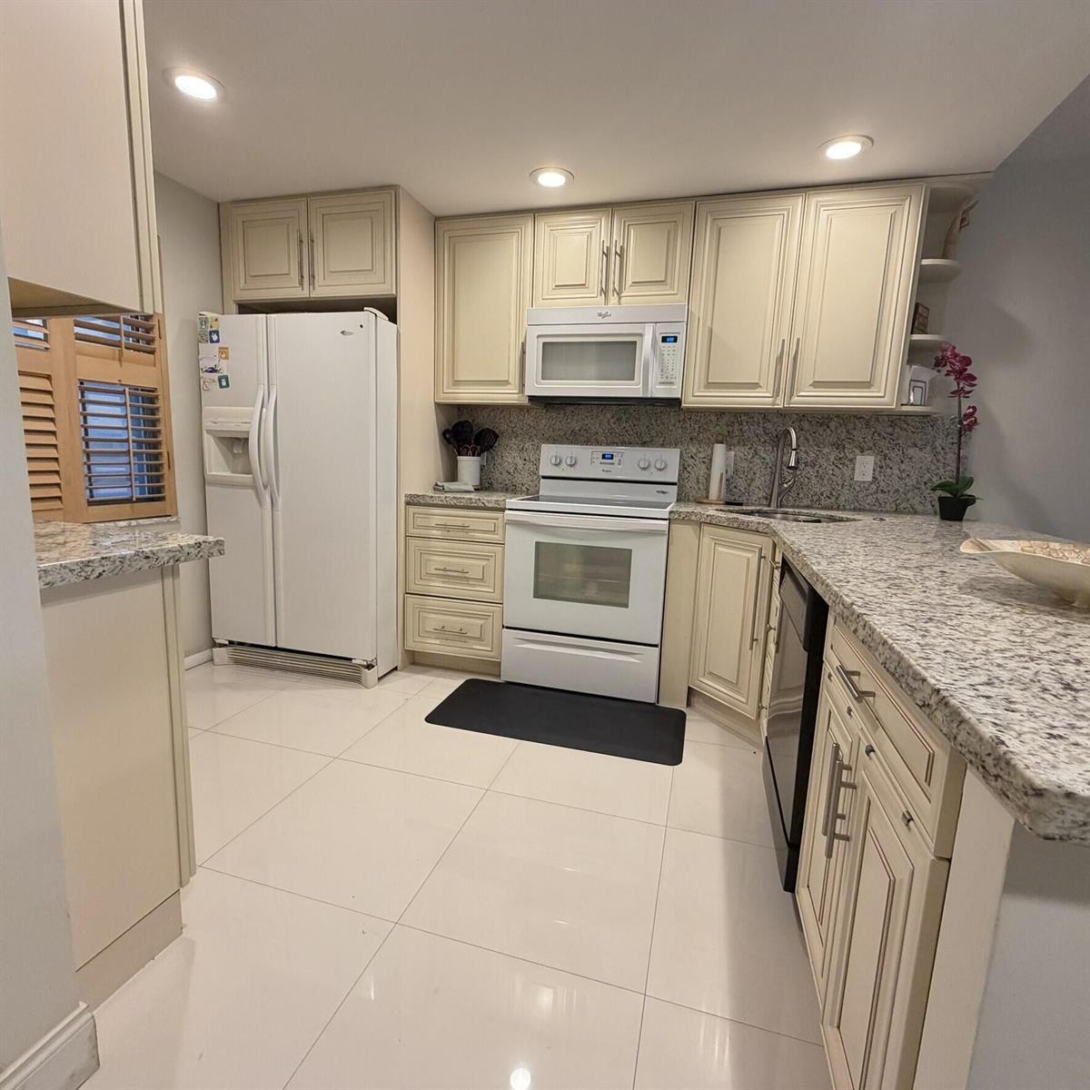 3800 OAKS CLUBHOUSE Drive # 311, Pompano Beach FL 33069