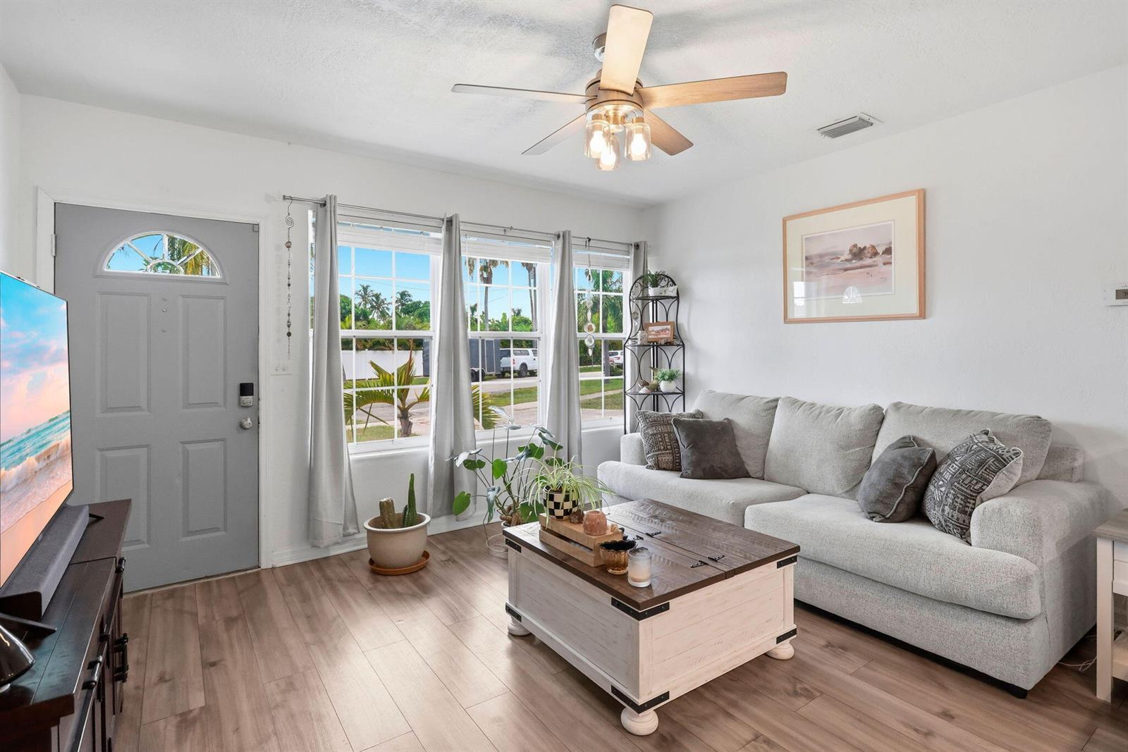 156 Granada Drive, Palm Springs FL 33461 photo 4