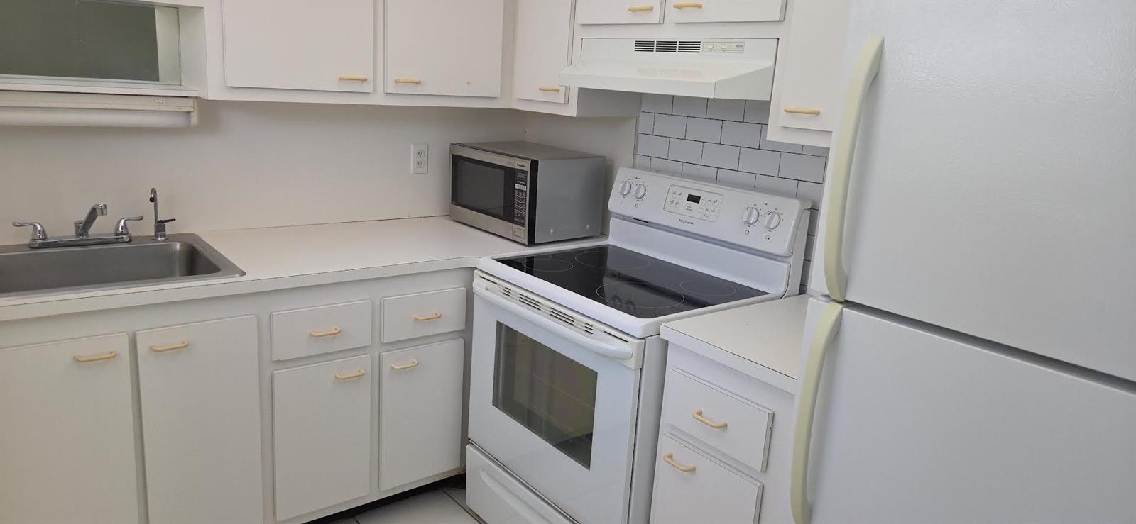 444 Saxony J, Delray Beach FL 33446 photo 3