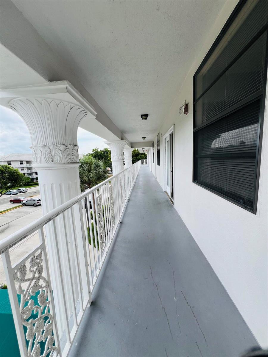 3635 Whitehall Drive # 404, West Palm Beach FL 33401 photo 4