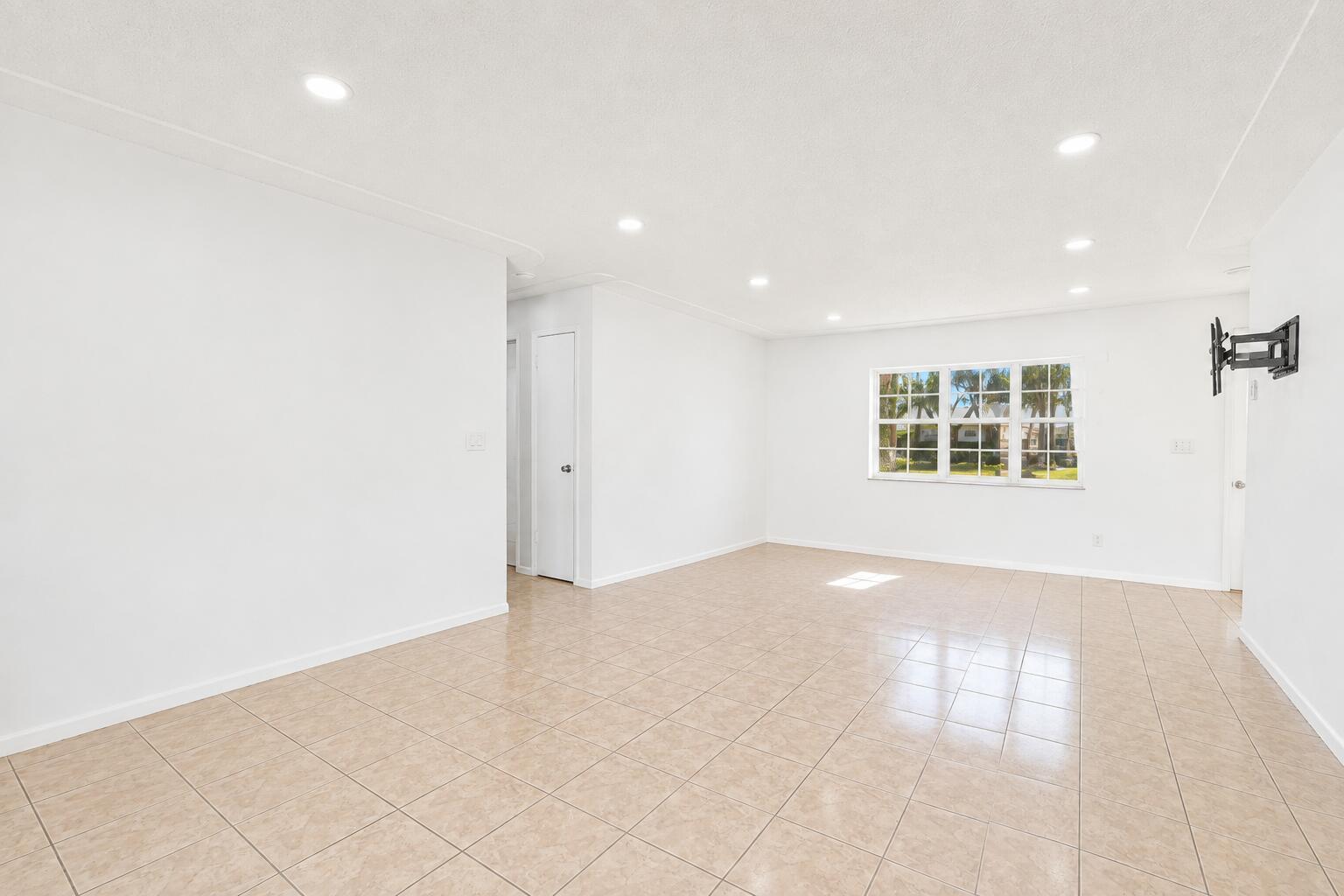 330 W 22ND Court, Riviera Beach FL 33404 photo 4