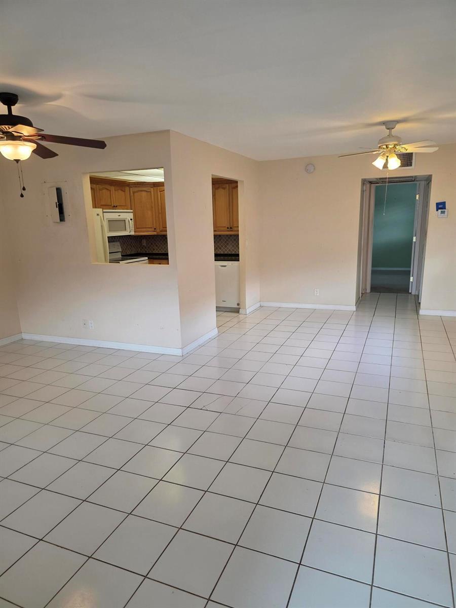 667 Saxony N, Delray Beach FL 33446 photo 3