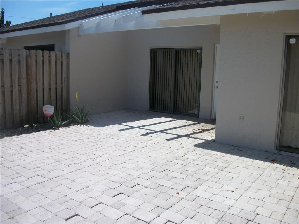 4953 E LAKES Drive, Deerfield Beach FL 33064 photo 4