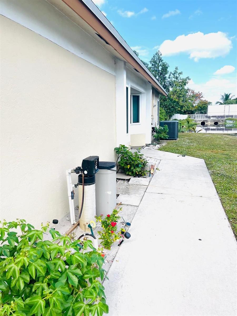 838 E PALM RUN Drive, North Lauderdale FL 33068 photo 3