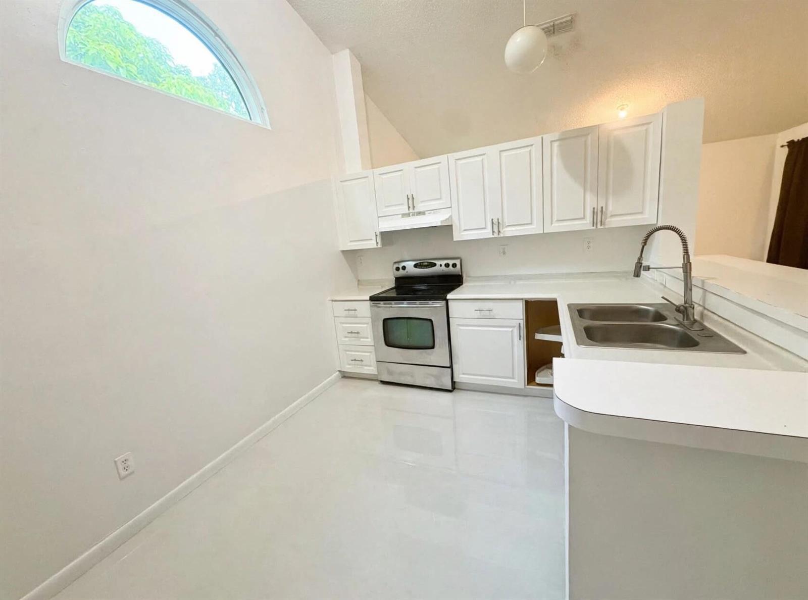 838 E PALM RUN Drive, North Lauderdale FL 33068 photo 4
