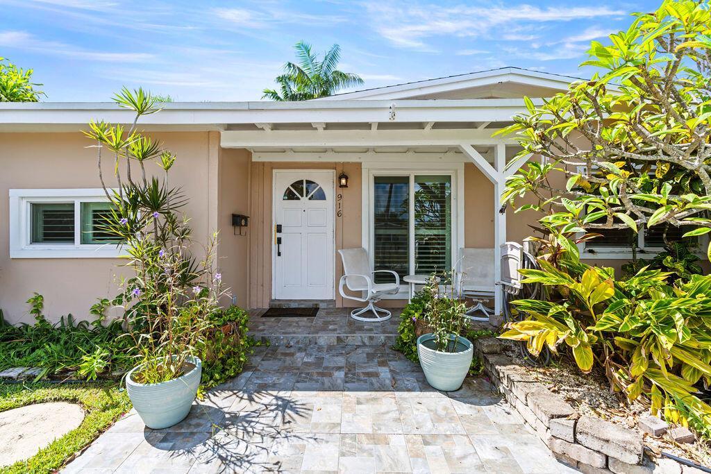 916 W DUVAL Street, Lantana FL 33462 photo 2