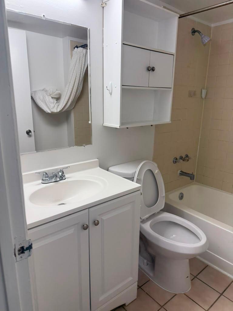 300 PALM Circle W # 204, Pembroke Pines FL 33025 photo 3