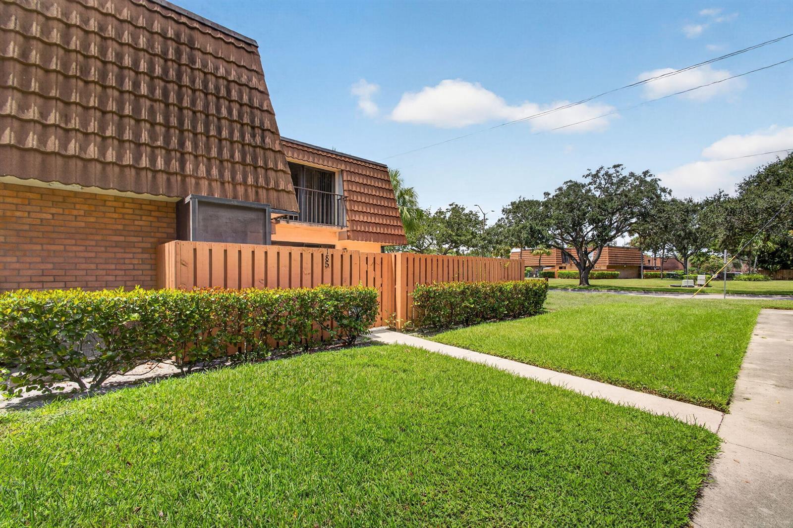 185 Charter Way, West Palm Beach FL 33407 photo 3