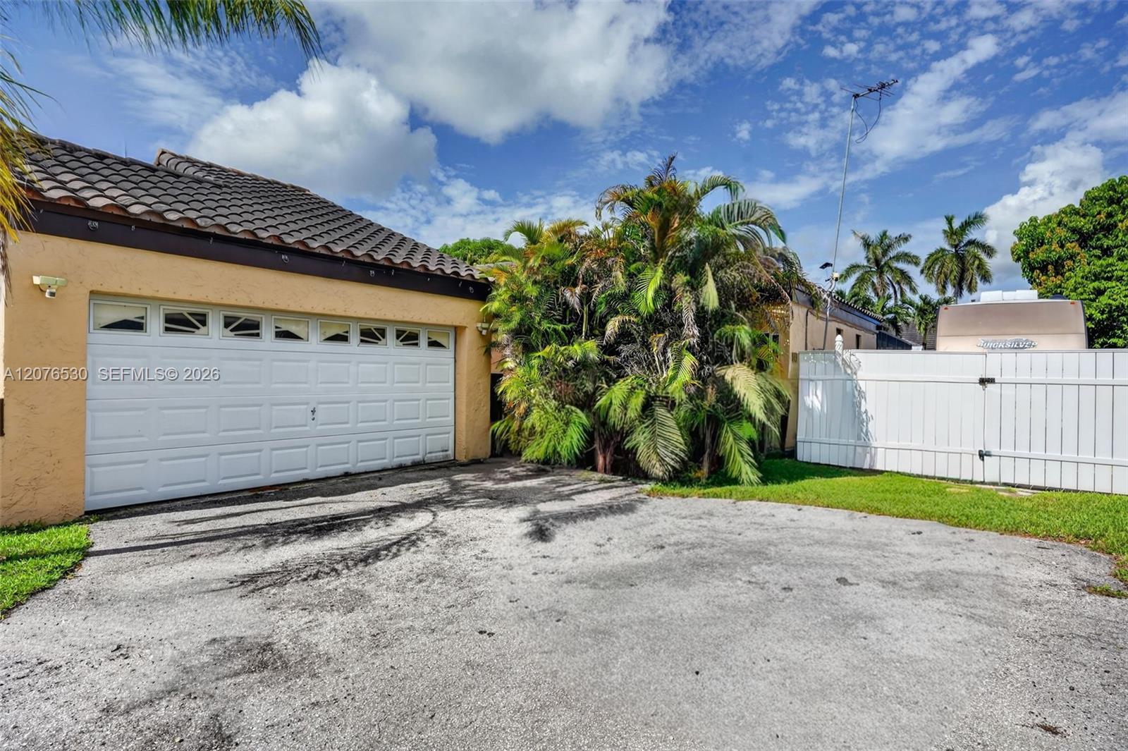 15660 SW 152nd Pl, Miami FL 33187 photo 3