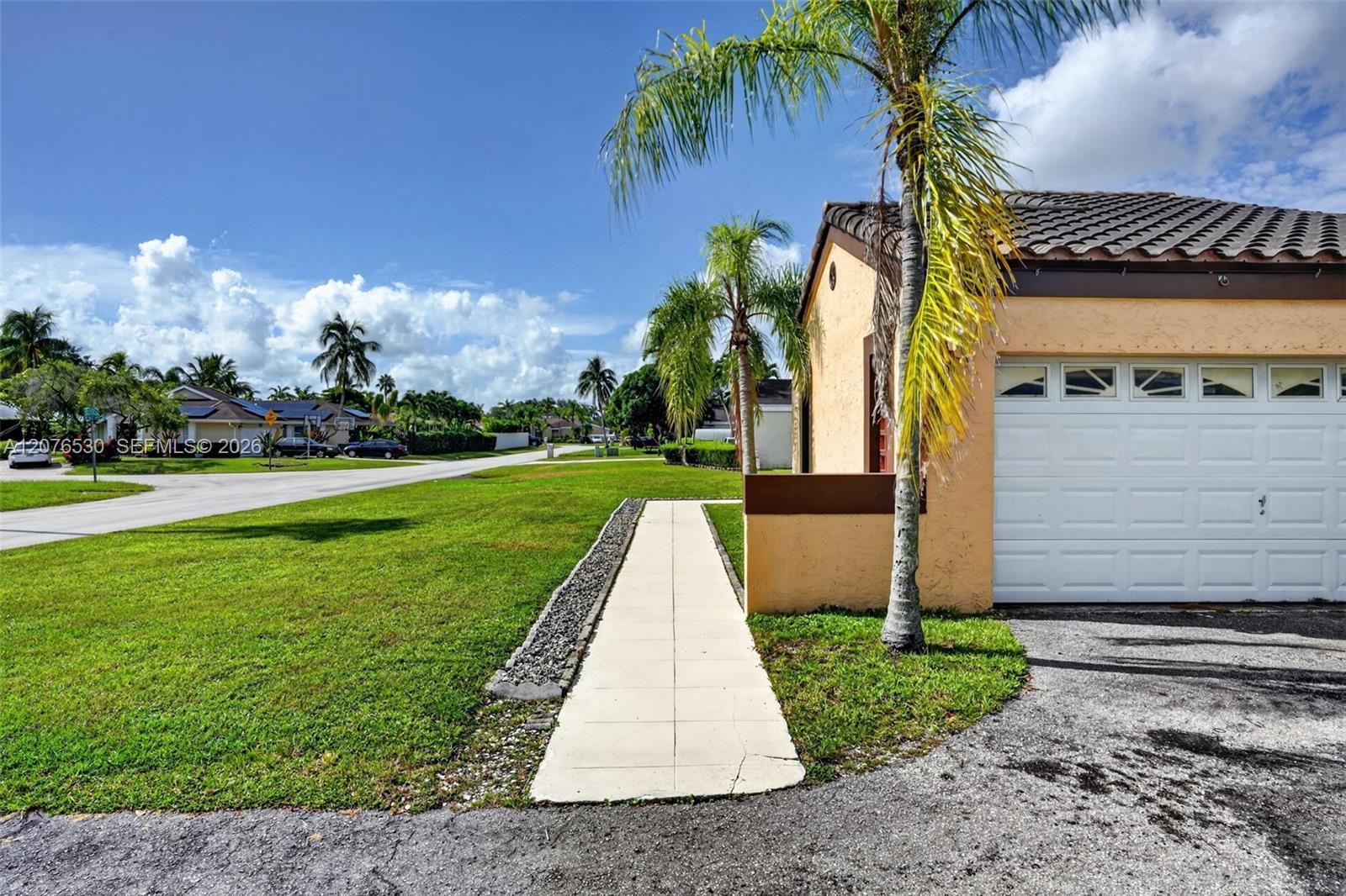 15660 SW 152nd Pl, Miami FL 33187 photo 4