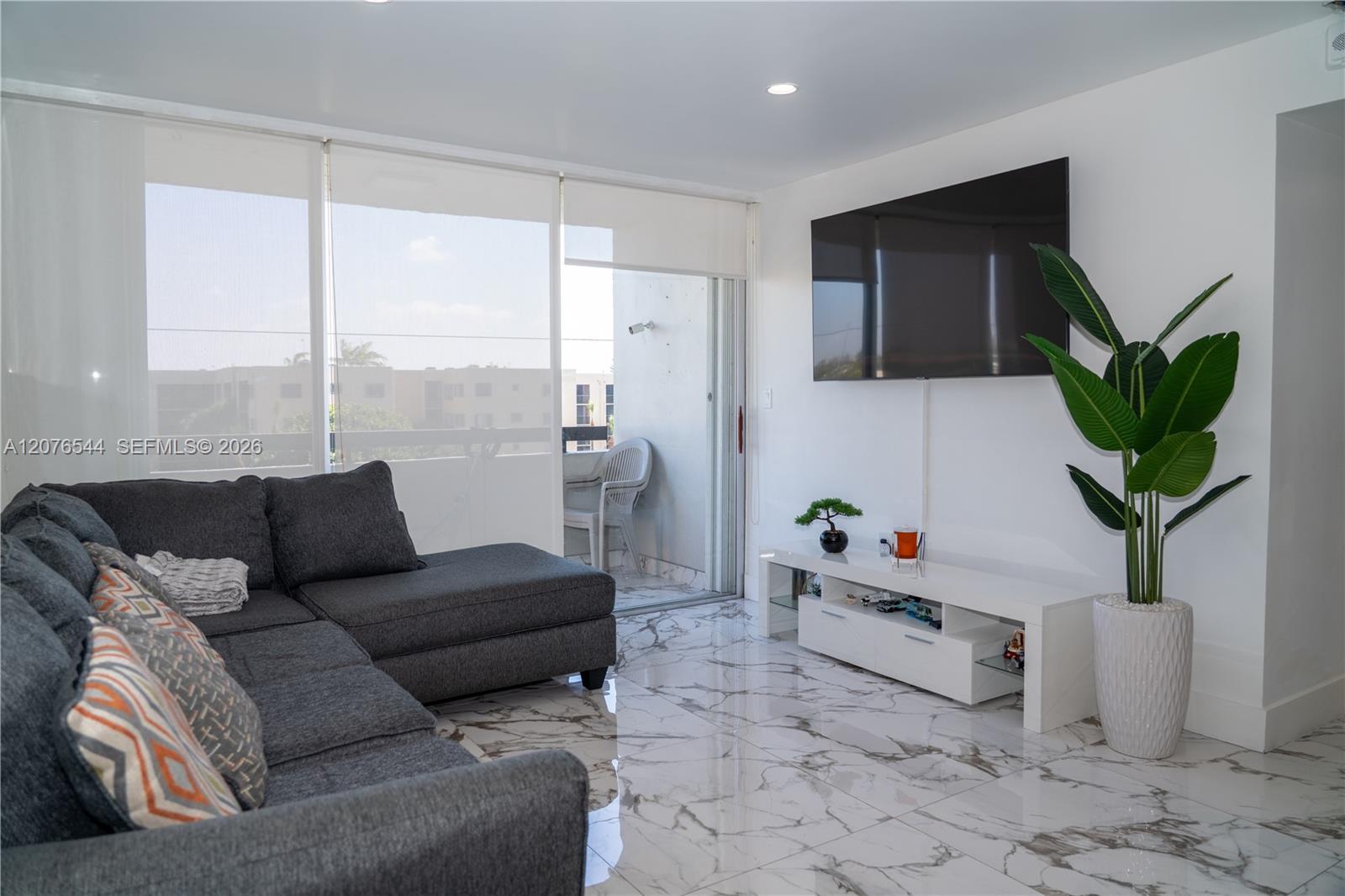854 NW 87th Ave # 405, Miami FL 33172 photo 2