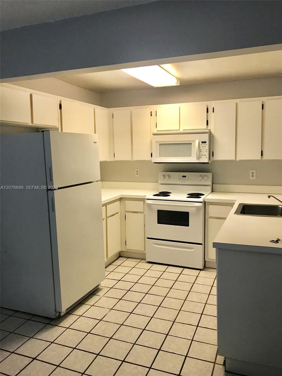 9810 Hammocks Blvd # 202, Miami FL 33196 photo 2