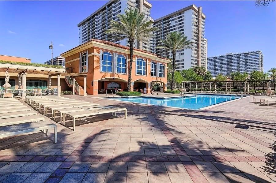 Hallandale Beach, FL 33009 photo 3