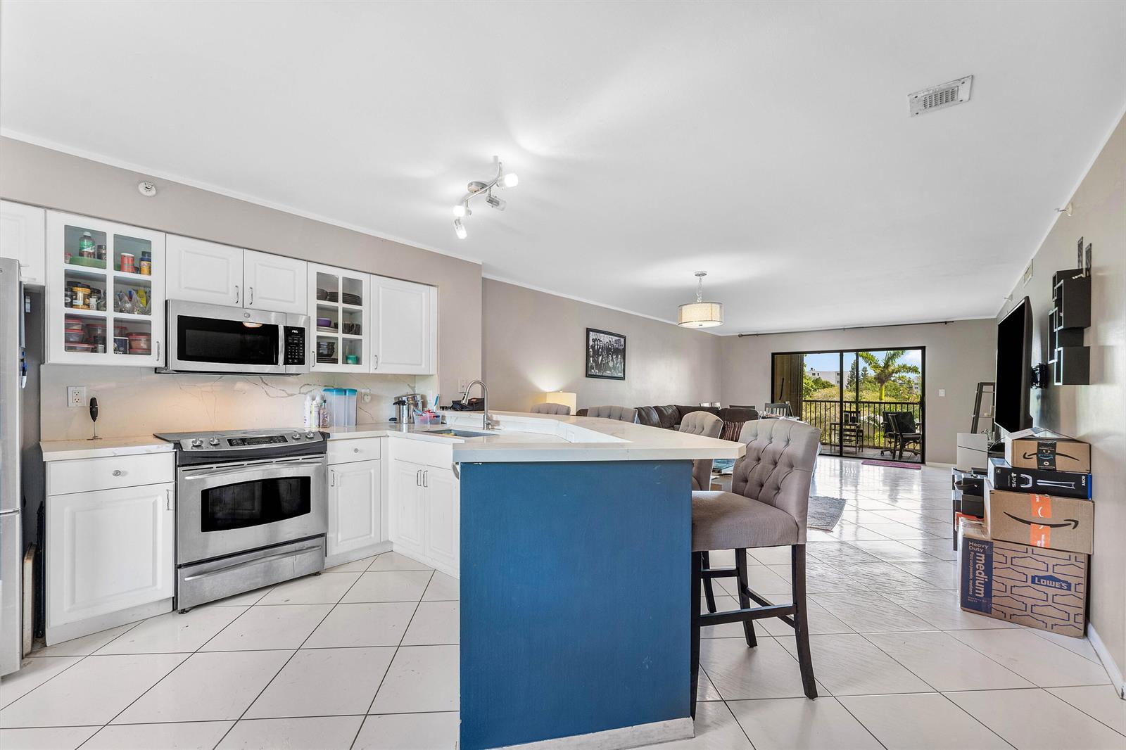 2205 S CYPRESS BEND Drive # 302, Pompano Beach FL 33069 photo 4
