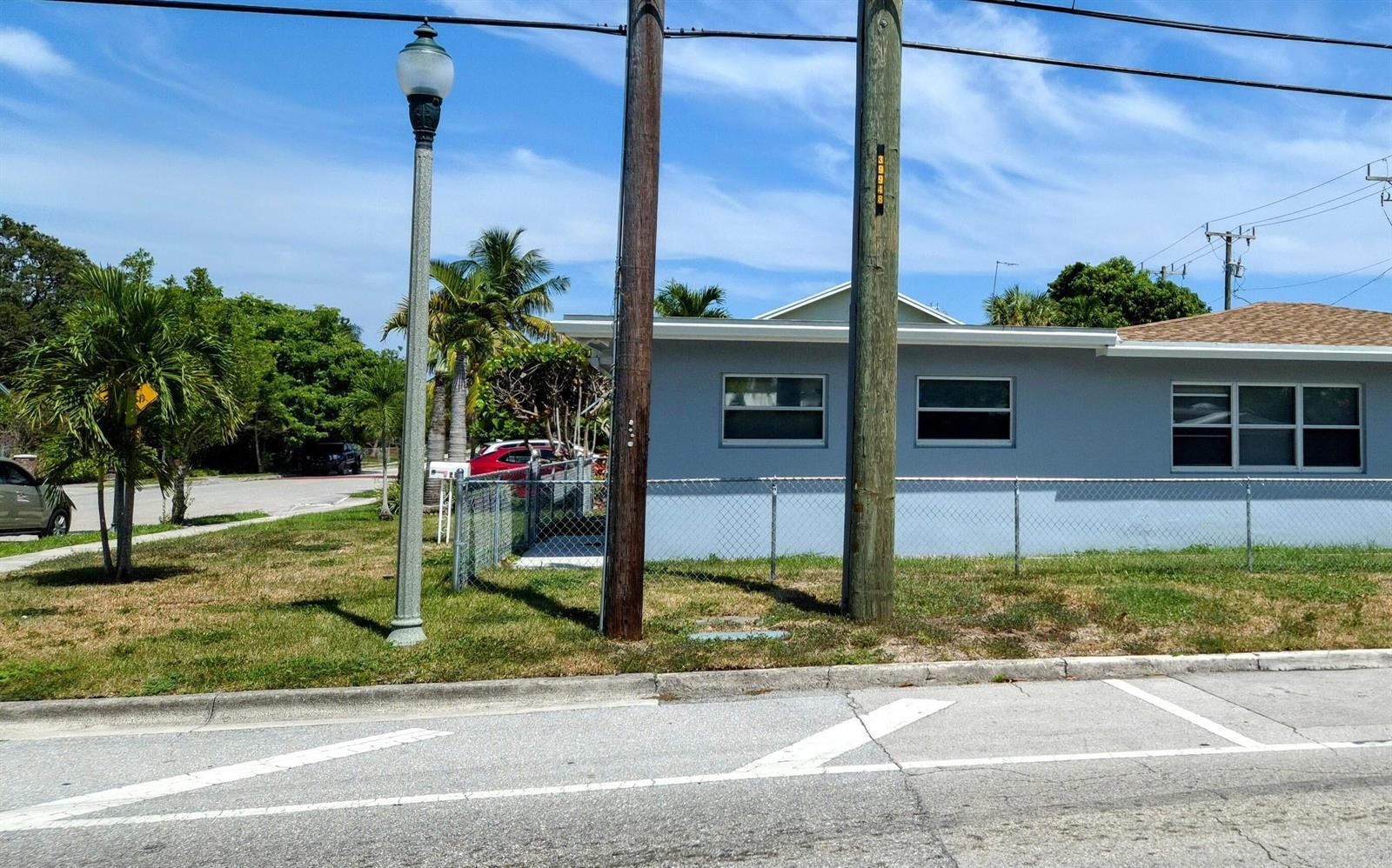 628 Monroe Drive, West Palm Beach FL 33405 photo 4