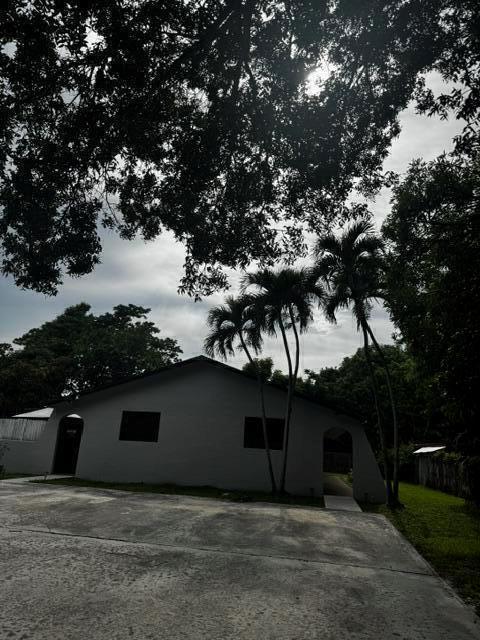1871 W FOREST Avenue, Palm Springs FL 33406