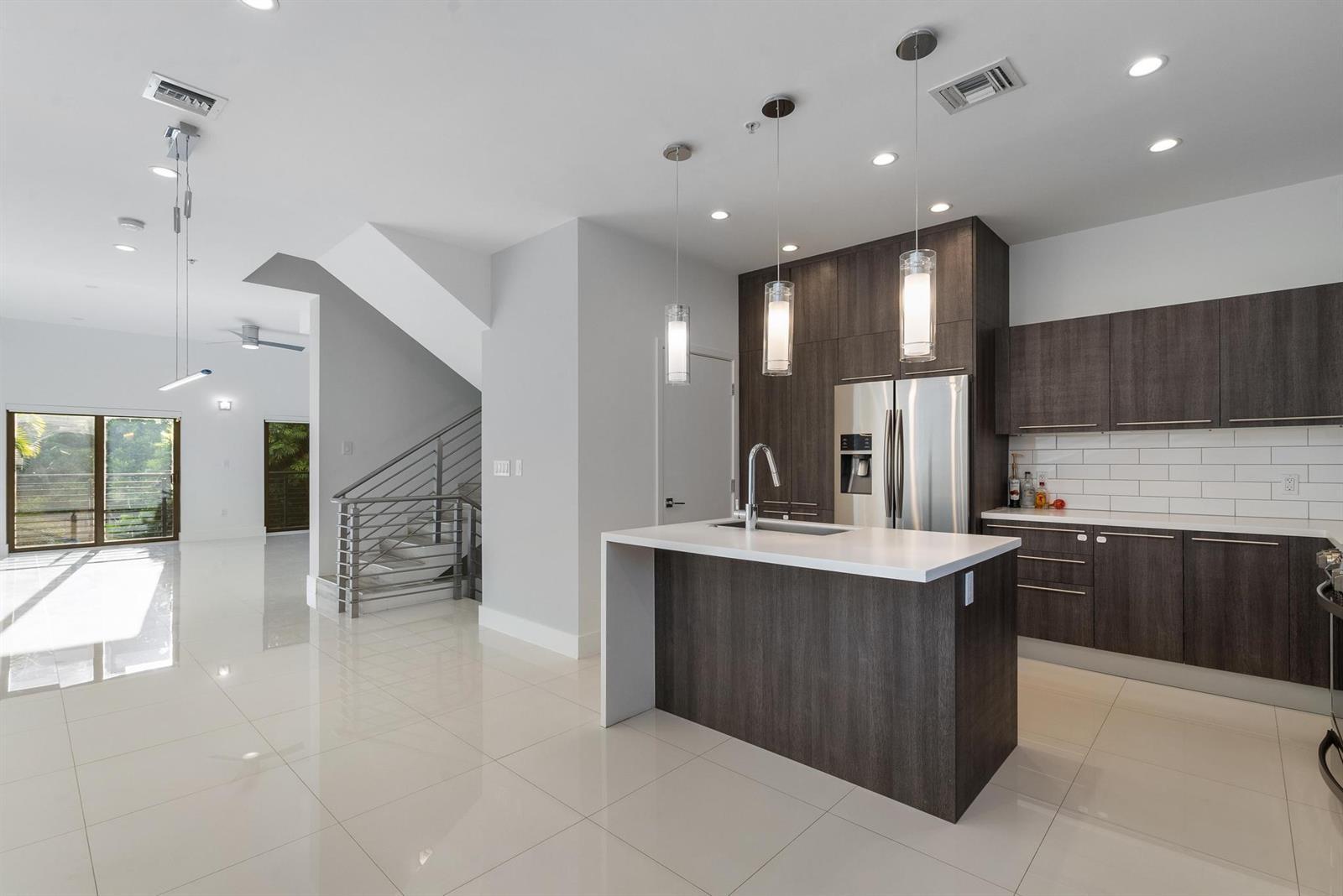 180 SE 4TH Terrace, Pompano Beach FL 33060 photo 2
