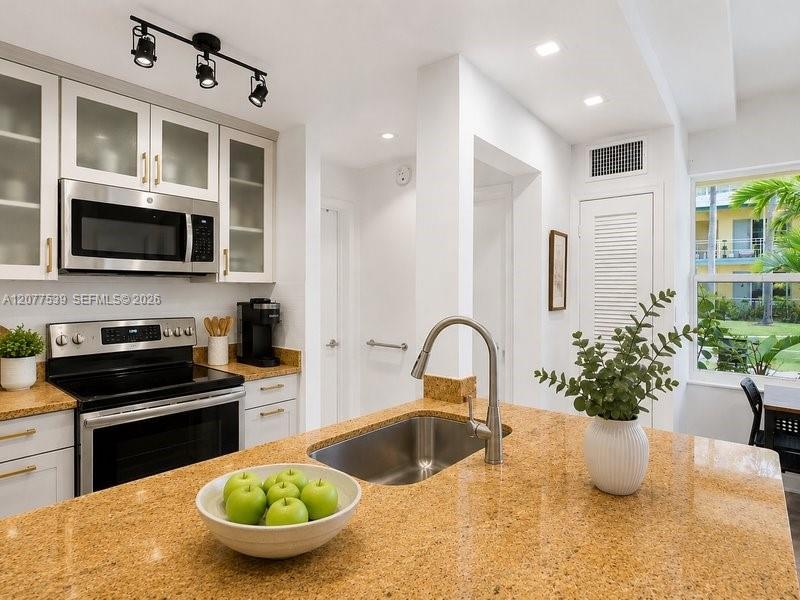 910 Bay Dr # 15, Miami Beach FL 33141 photo 4