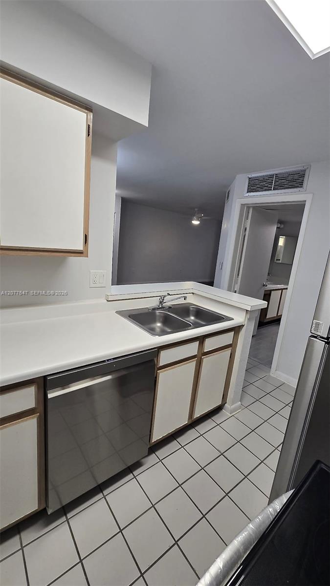 2881 N Oakland Forest Dr # 103, Oakland Park FL 33309 photo 3