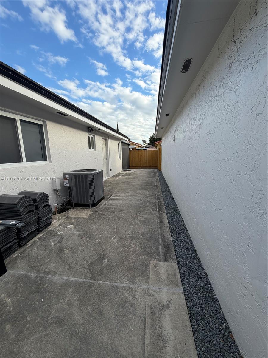 2658 W 74th Ter, Hialeah FL 33016 photo 2