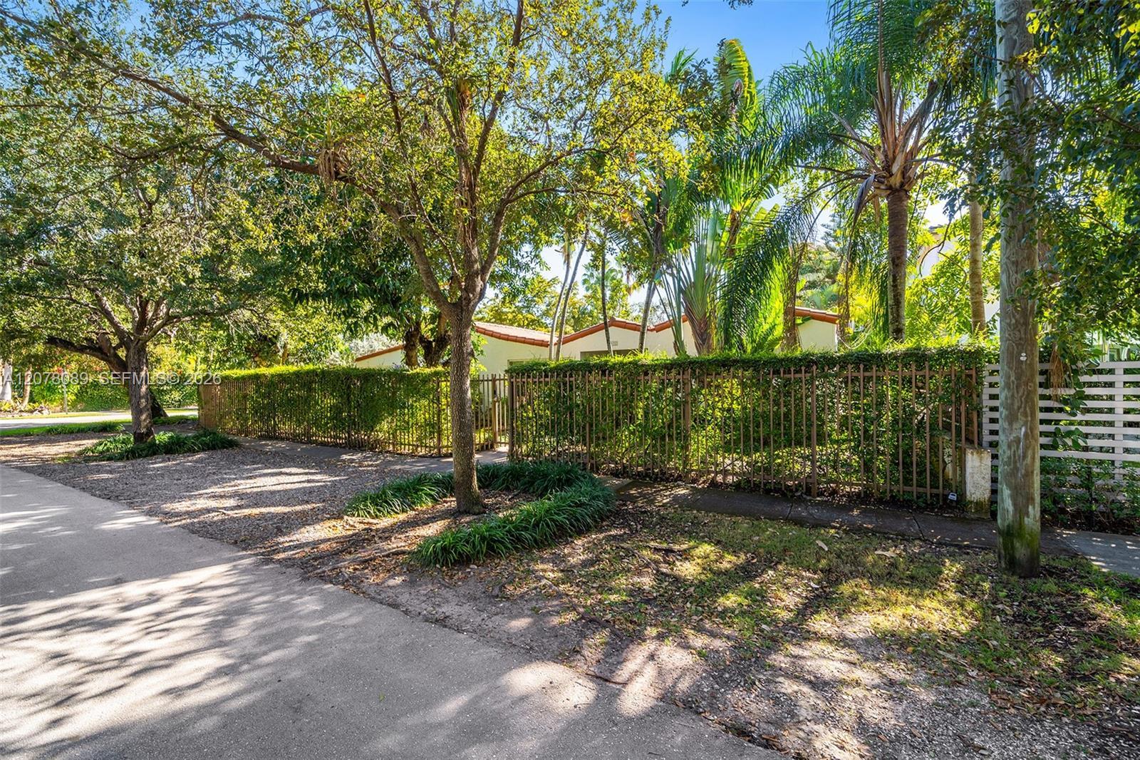 2400 Trapp Ave, Miami FL 33133 photo 2