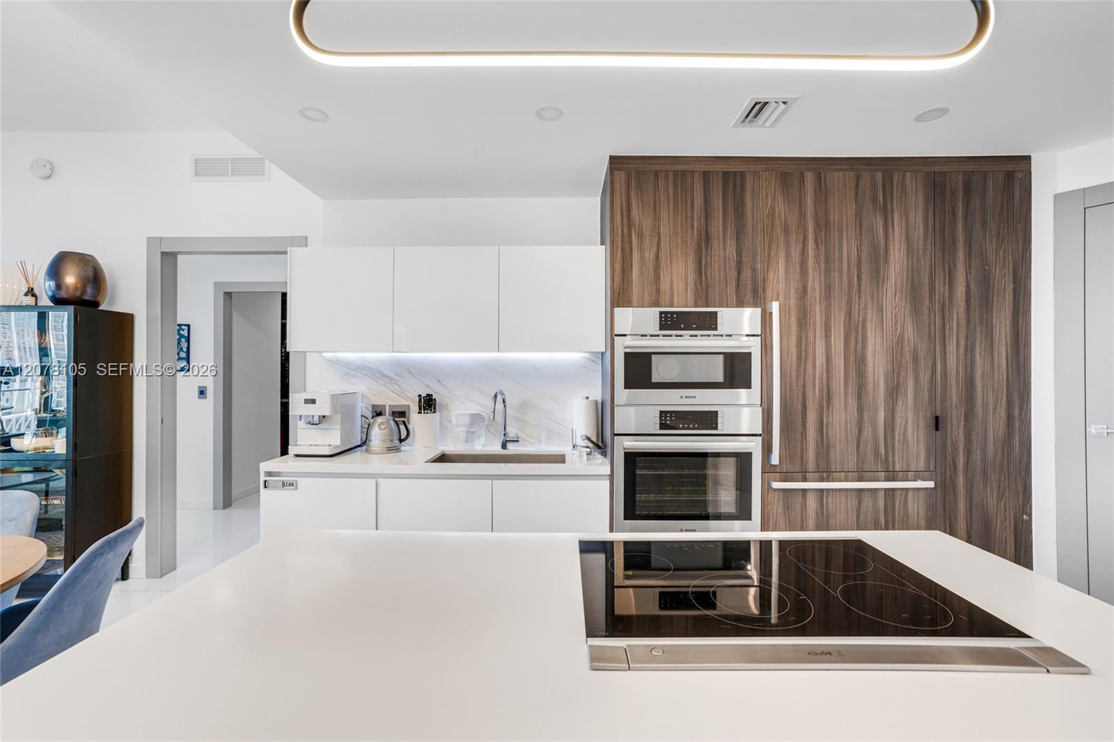 851 NE 1st Ave # 1408, Miami FL 33132 photo 2