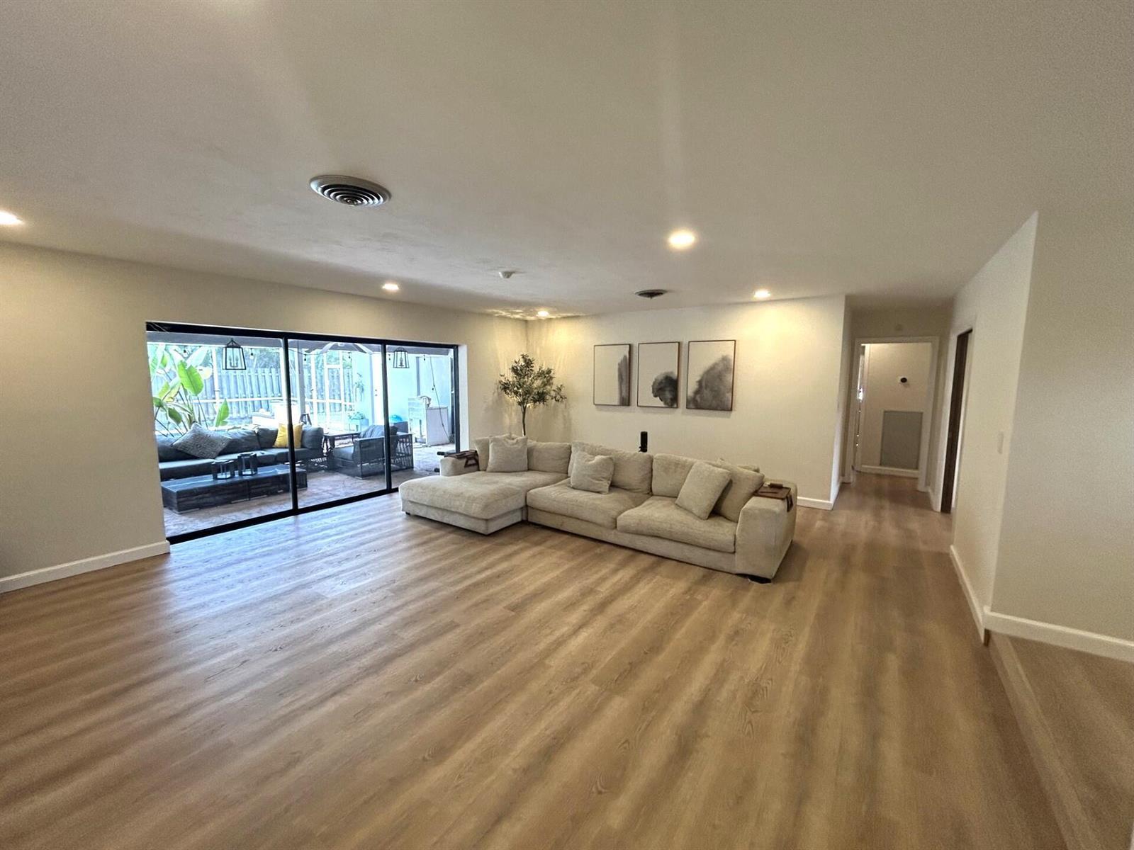 560 S LAKE DASHA Drive, Plantation FL 33324 photo 3