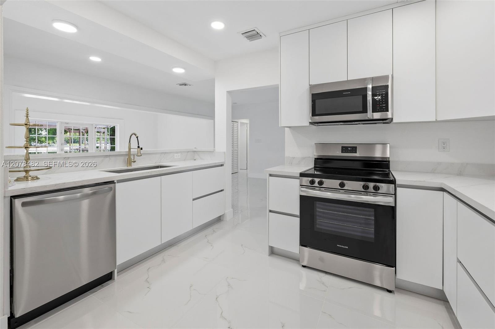 10901 SW 47th Ter, Miami FL 33165 photo 2
