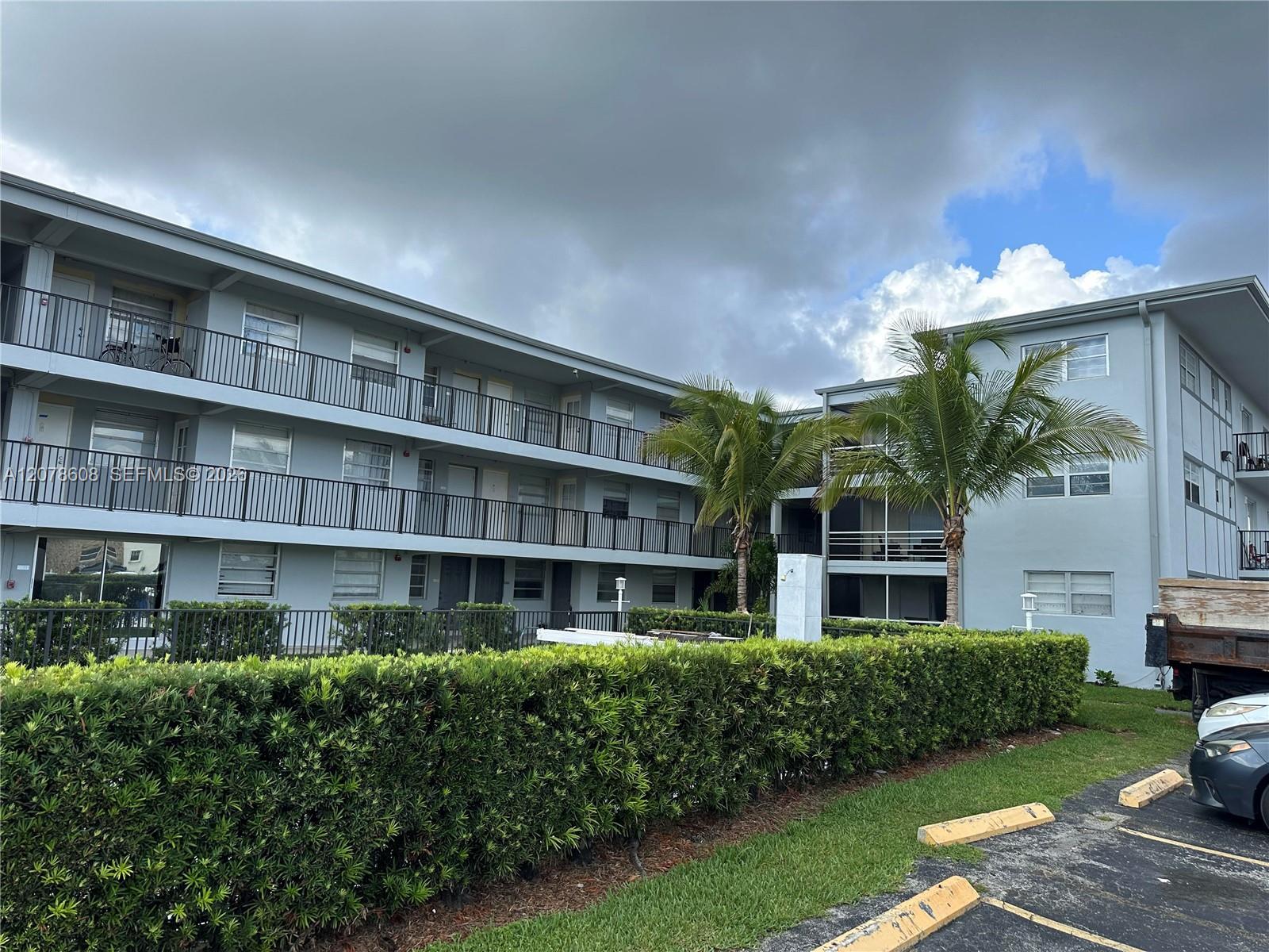 1100 NE 1st Ct # 102, Hallandale Beach FL 33009