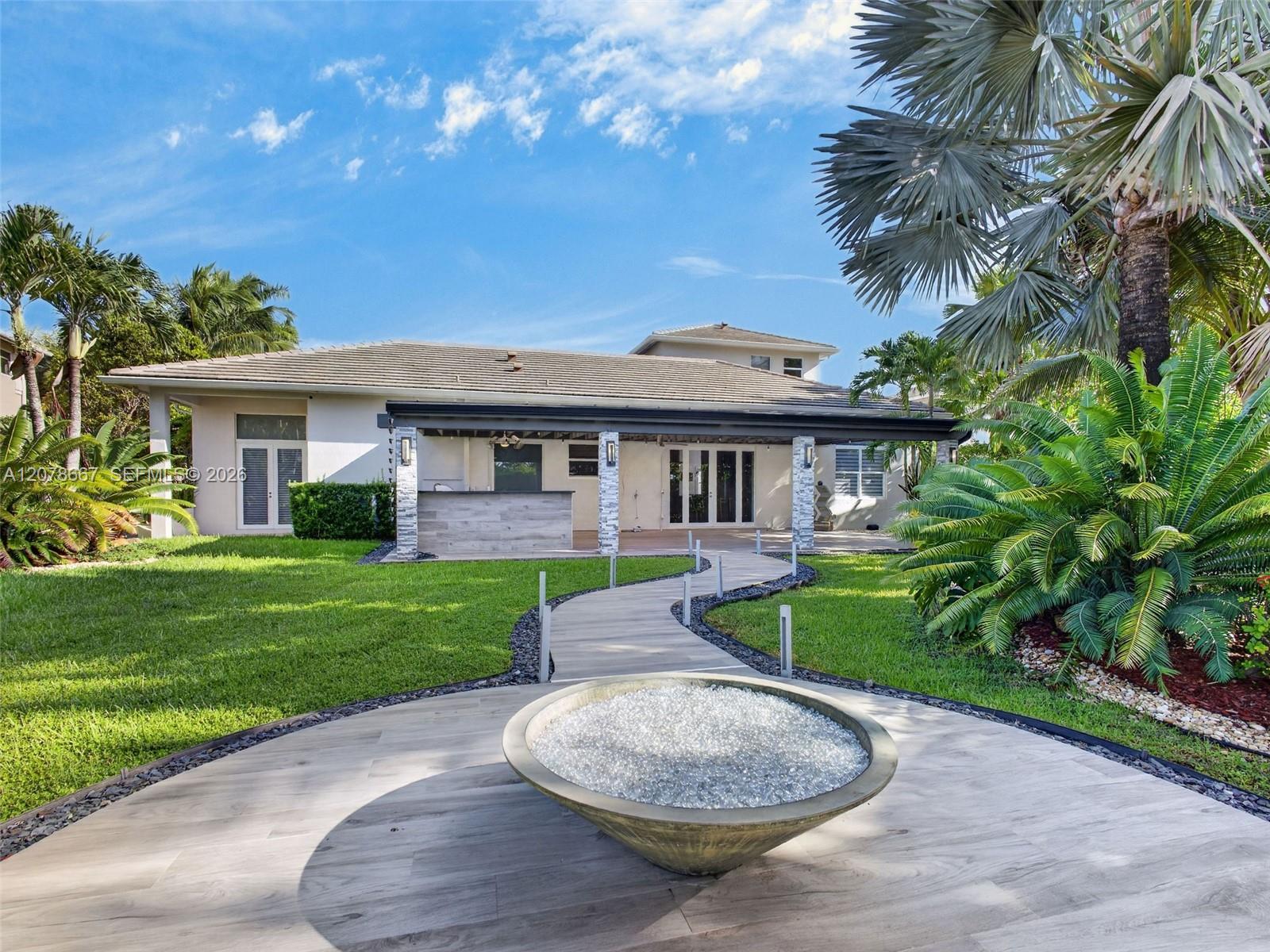 1371 Victoria Isle Dr, Weston FL 33327