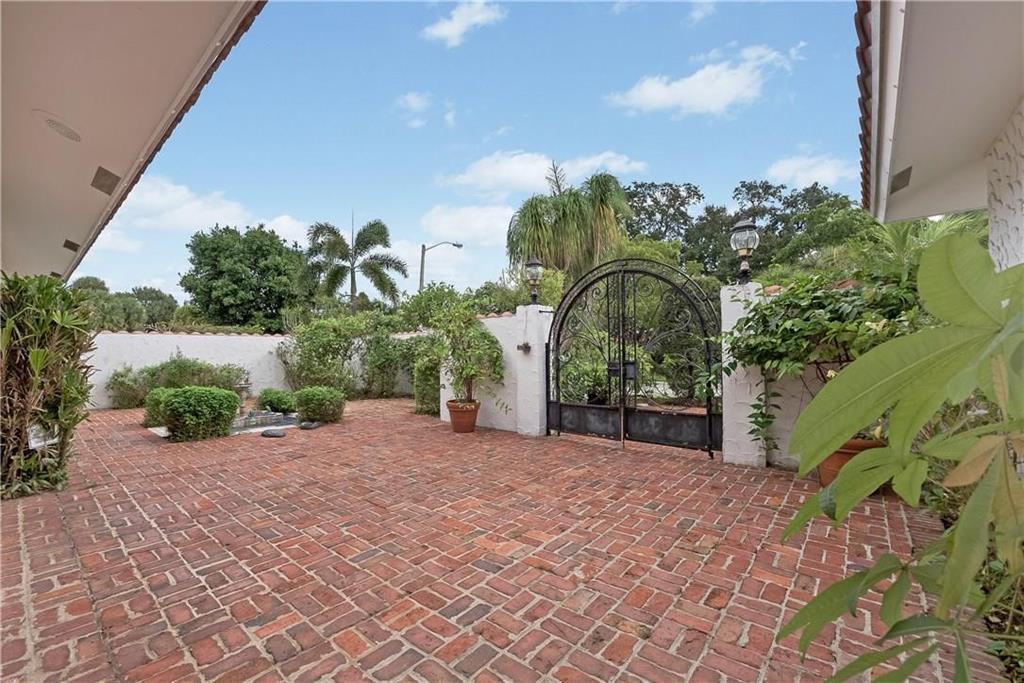 4903 WOODLANDS Boulevard, Tamarac FL 33319 photo 3