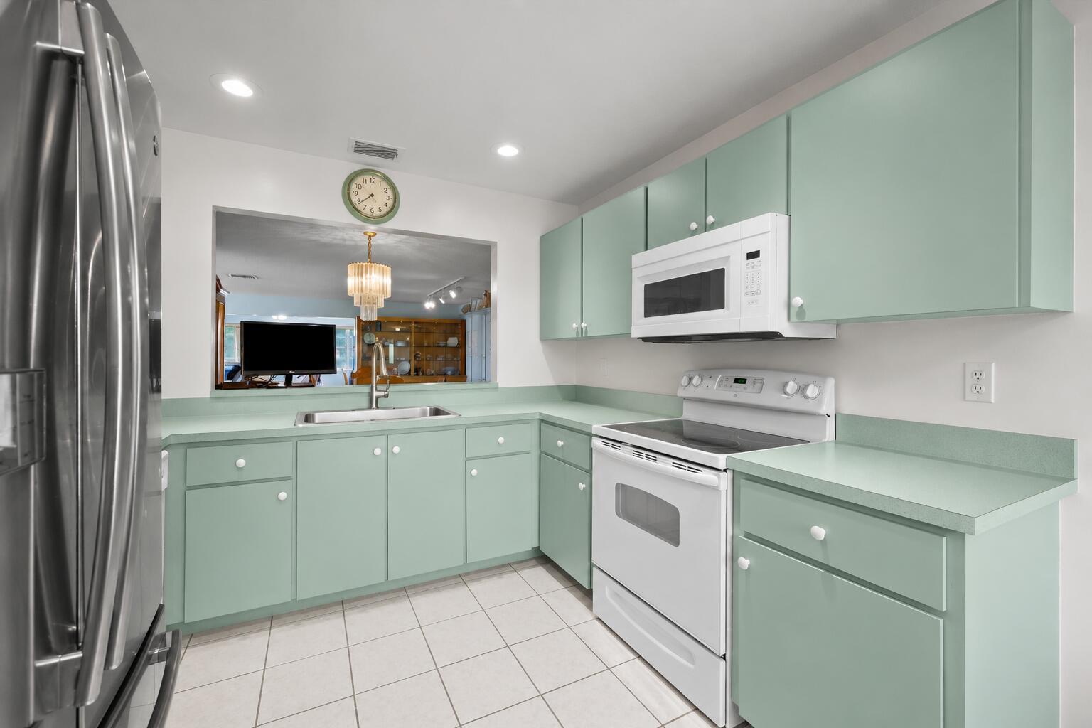 6127 RAINBOW Circle, FL 33463 photo 2