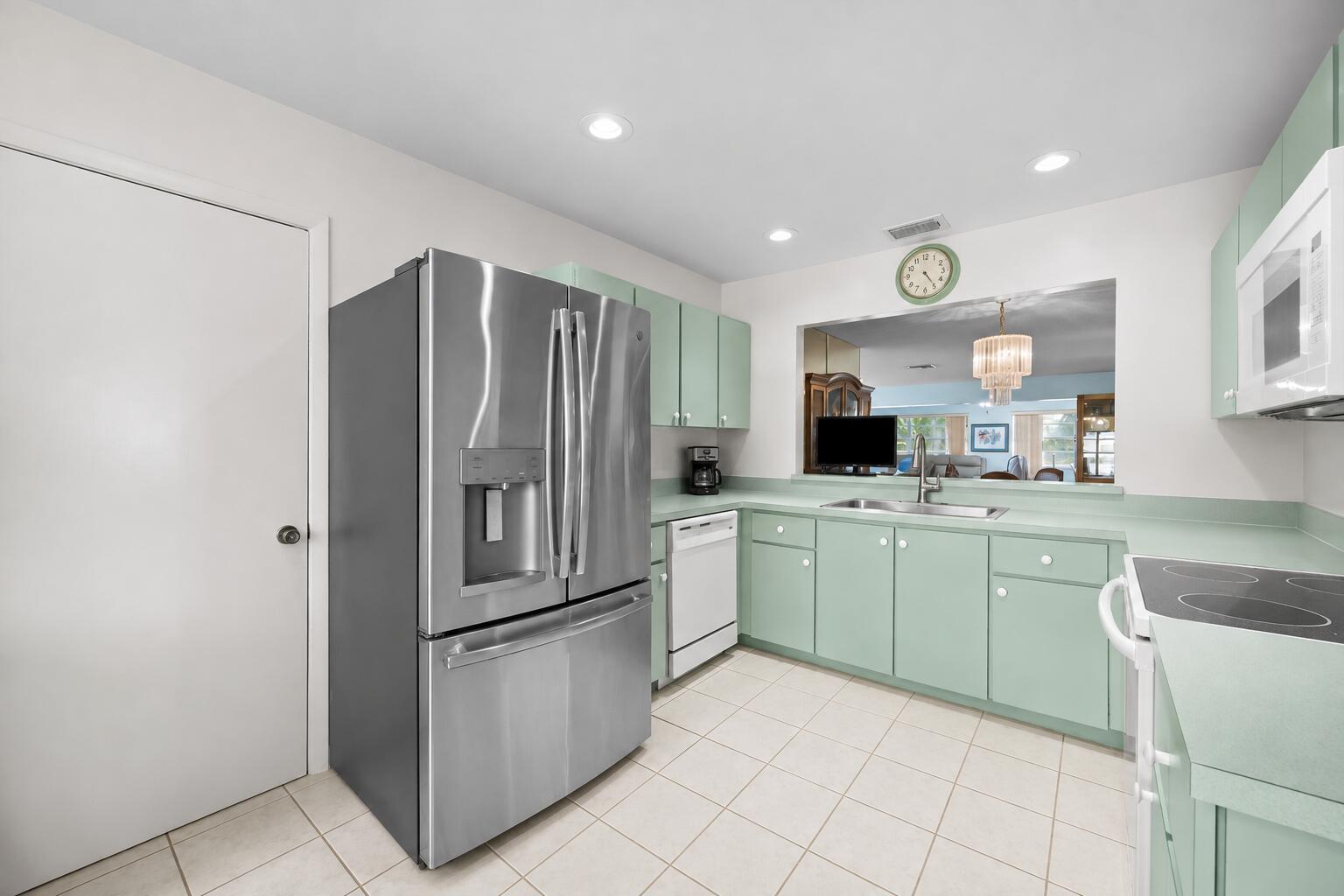 6127 RAINBOW Circle, FL 33463 photo 3