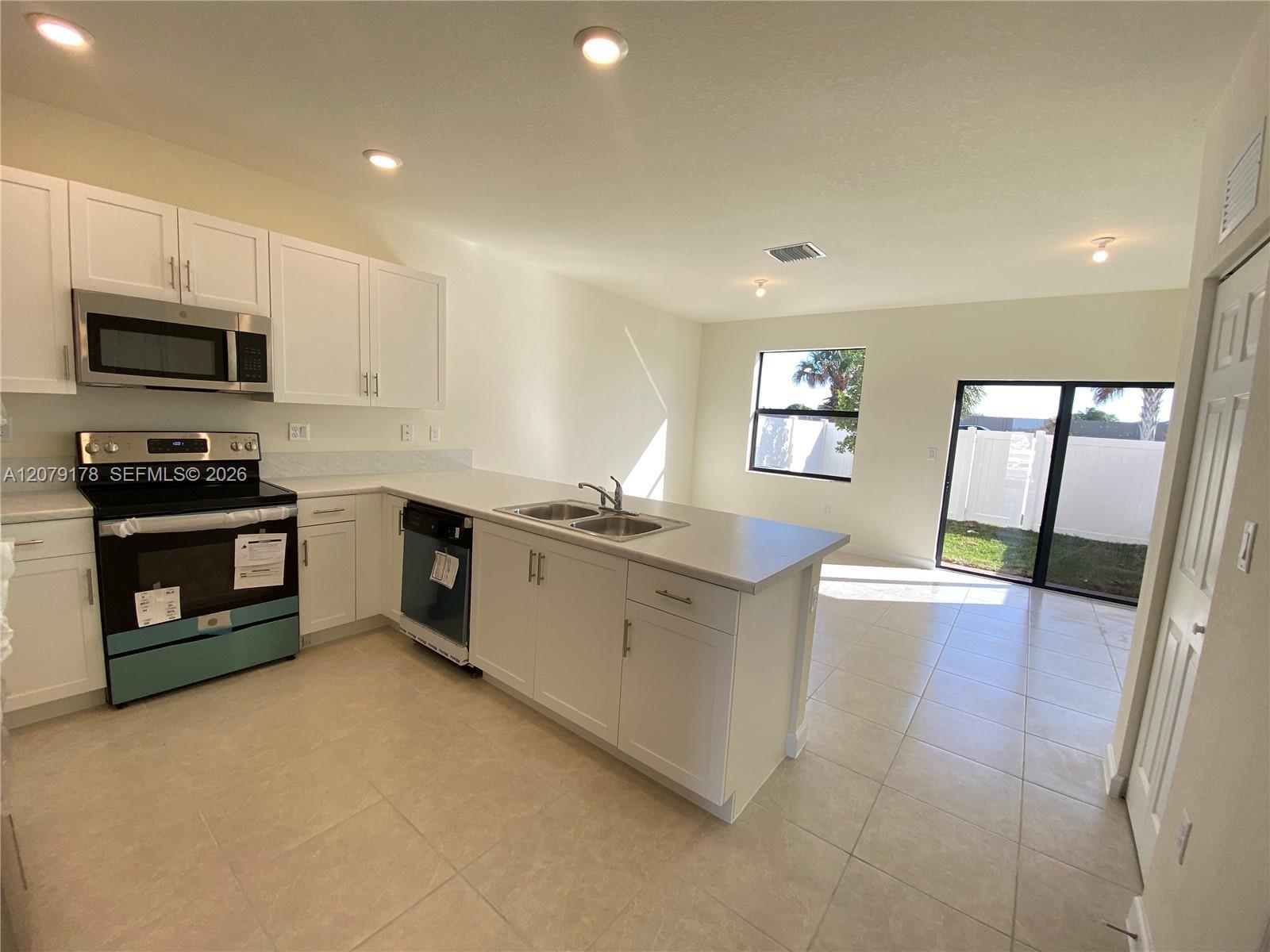 Hialeah, FL 33018 photo 4