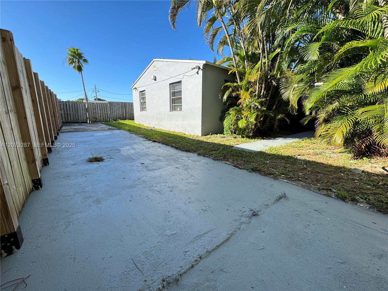 2105 Monroe Ter # 1, Hollywood FL 33020 photo 2